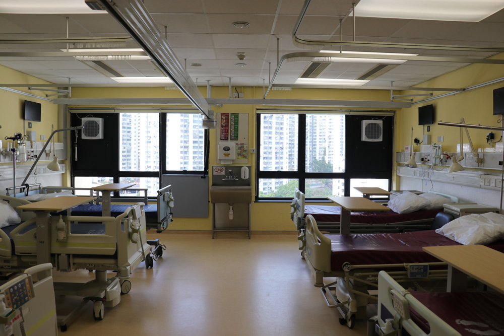 　　圖：聯合醫院將普通病房改裝成六床位的負氣壓隔離病房，全靠加裝抽氣扇（紅圈示）