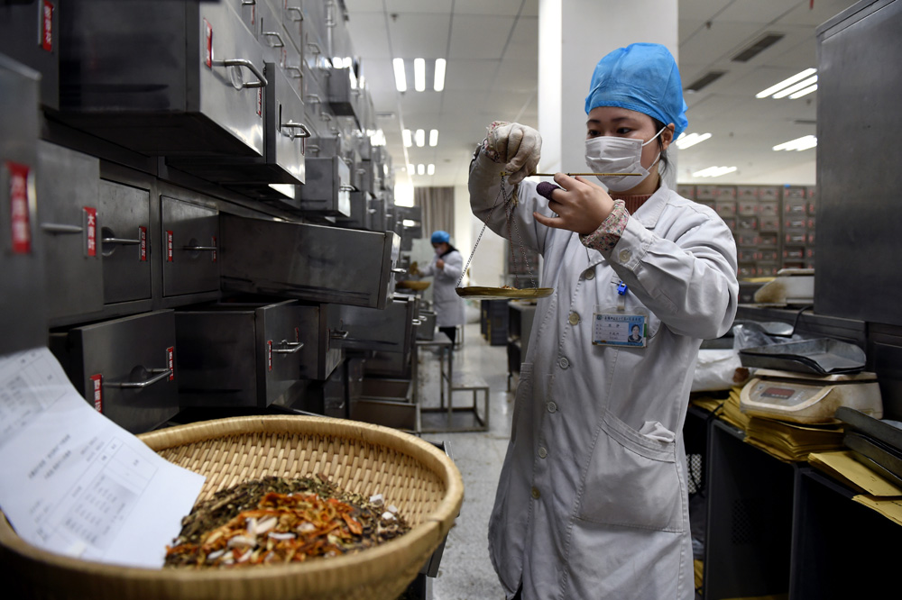 　　圖：新冠肺炎疫情發生後，中醫藥介入為抗擊疫情貢獻力量。圖為疫情期間安徽合肥一中藥師在藥房調劑中藥  新華社