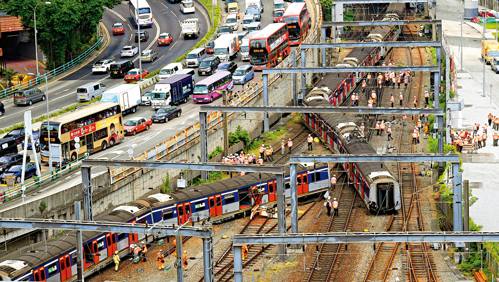 　　圖：東鐵線一列載客列車去年九月十七日駛入紅磡站時出軌，斷開兩截