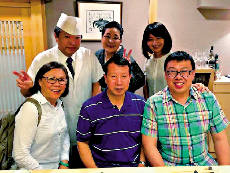 　　圖：謝俊明（前中）希望不久後能一家三口去打邊爐。前右為兒子Steven