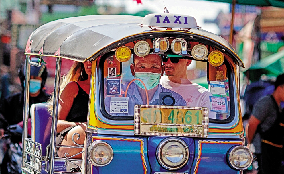 　　圖：隨着泰國疫情近日升溫，的士司機已都戴起了口罩\法新社