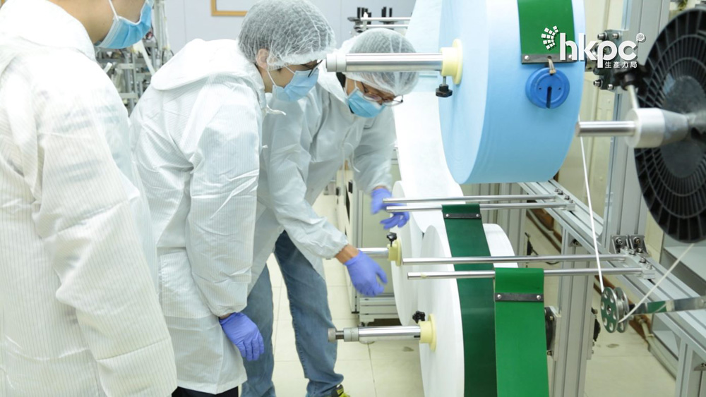 　　圖：生產力促進局專家為本地口罩生產廠商提供技術支援