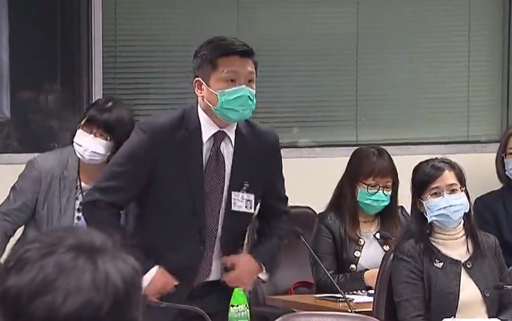 　　圖：謝振中昨日首次以葵青警區指揮官身份，出席葵青區議會會議\視頻截圖