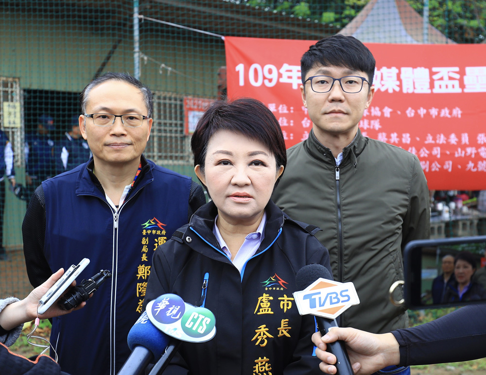 　　圖：台中市長盧秀燕（中）14日表示，當局宣告「生煤自治條例」無效對空污改善恐雪上加霜\中央社