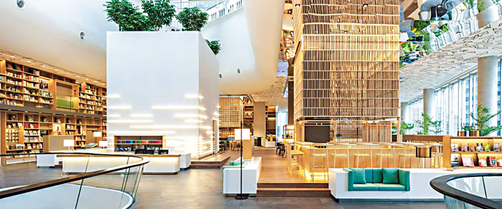 　　圖：Central由小型雜貨店，發展至規模龐大的跨國企業，旗下百貨公司亦成為了遊客購物熱點