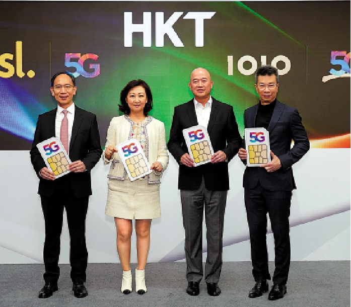 　　圖：左起：香港電訊工程部董事總經理林榮執、集團董事總經理許漢卿、商業客戶業務董事總經理陳紀新、CSL Mobile個人流動通訊業務董事總經理林國誠\公司提供圖