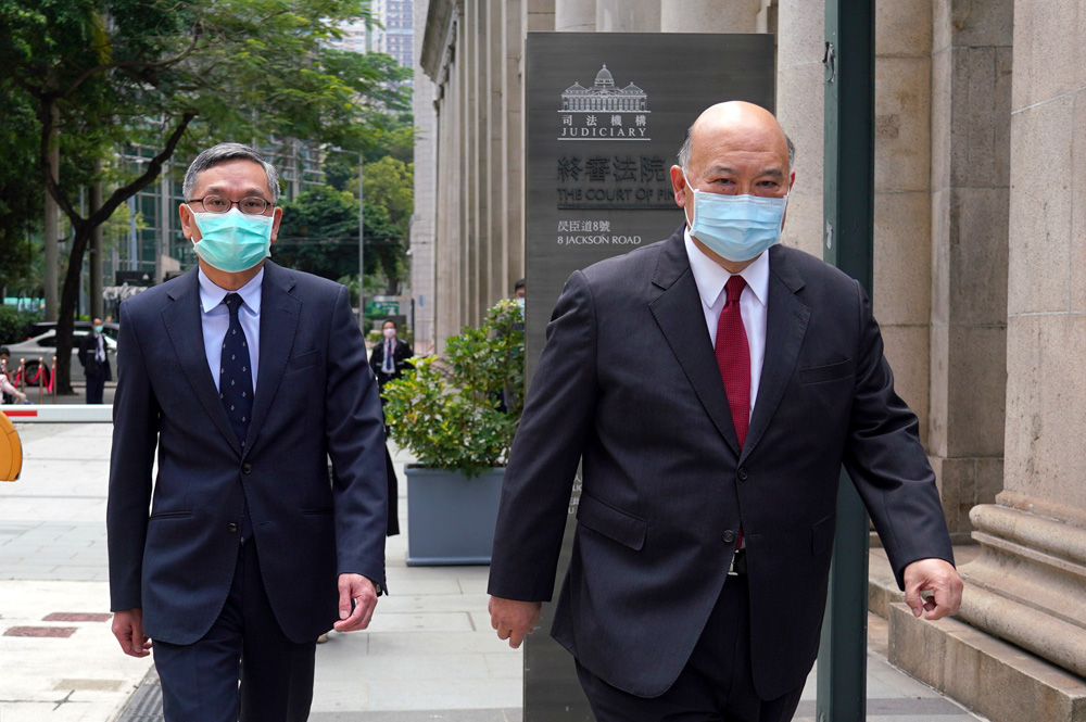 　　圖：張舉能（左）將於明年接替將退休的馬道立，出任下任終審法院首席法官\中通社