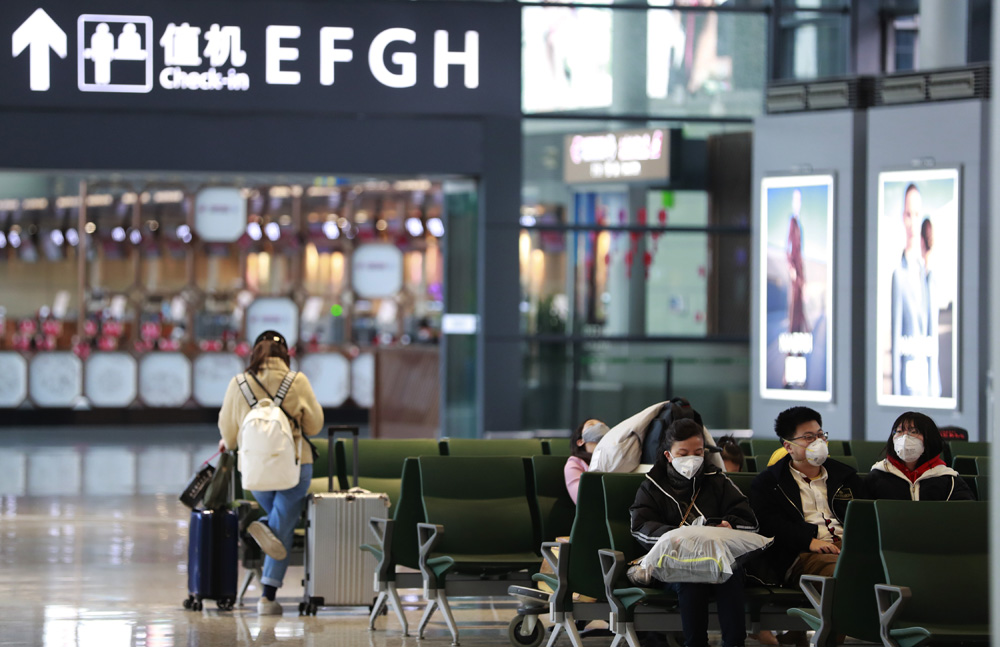 　　圖：旅客在虹橋機場等候值機 中新社