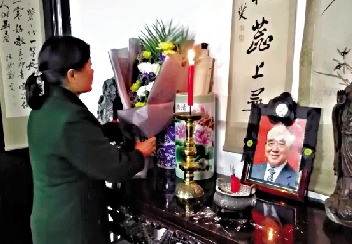 　　圖：當地村民向郝柏村靈位獻花\受訪者供圖