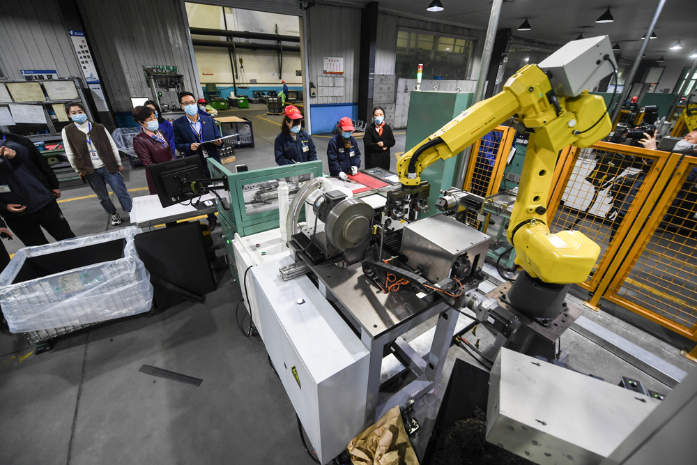 　　圖：2月22日，與企業結對的骨幹黨員在杭州富生電器公司的車間內，了解企業復工情況及需要解決的問題\新華社