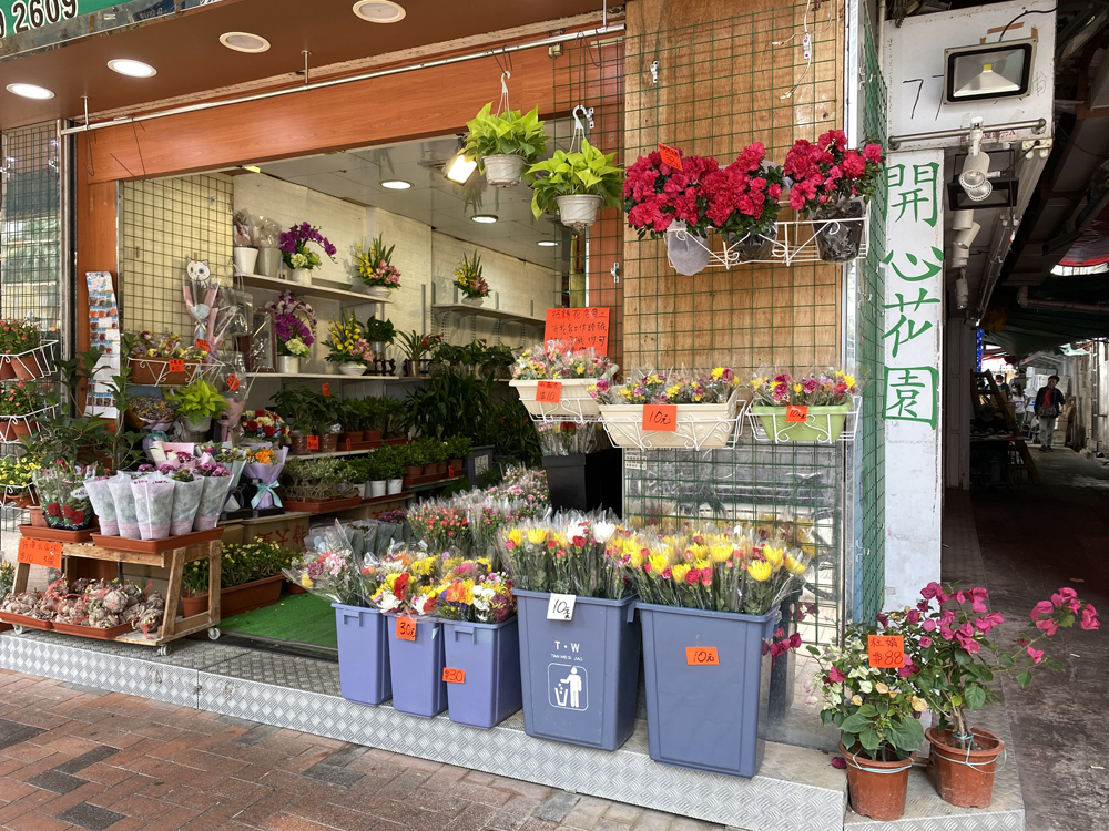 　　圖：荃灣墳場附近花店因疫情影響生意大跌\大公報記者攝
