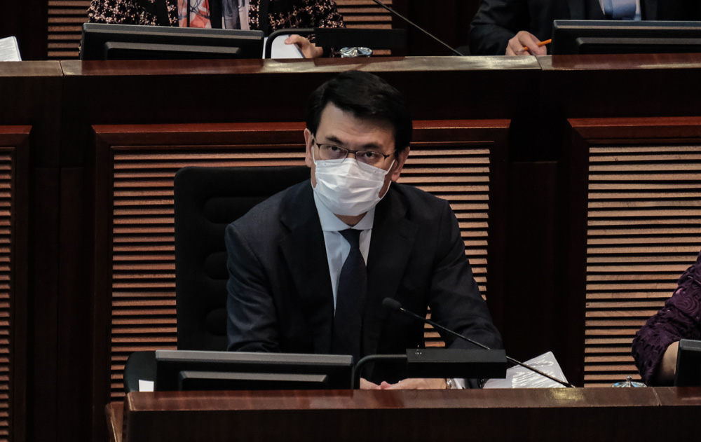 　　圖：商務及經濟發展局局長邱騰華昨批評港台節目《The Pulse》的綜合觀感有問題\中通社