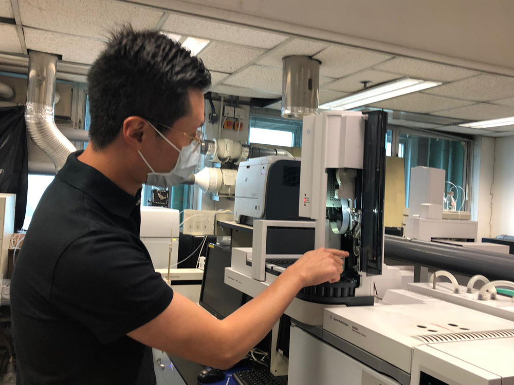 　　圖：何觀陞博士正在對大公報記者購買的五款酒精搓手液進行檢測