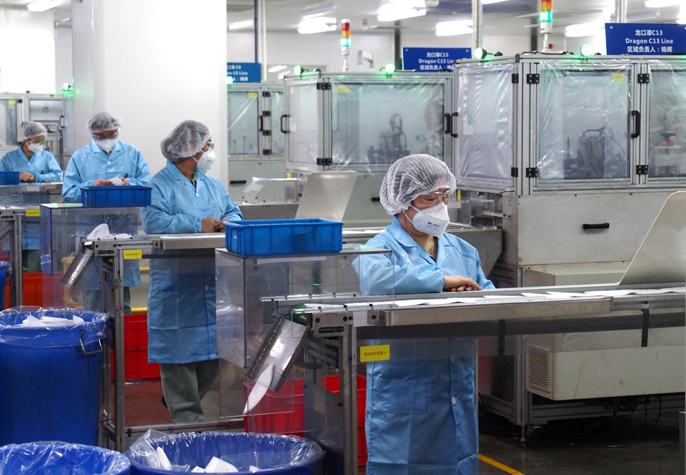 　　圖：為全力做好防疫物資保障供應，上海3M中國公司漕河涇工廠口罩生產線內，正在24小時不間斷生產KN95口罩/新華社