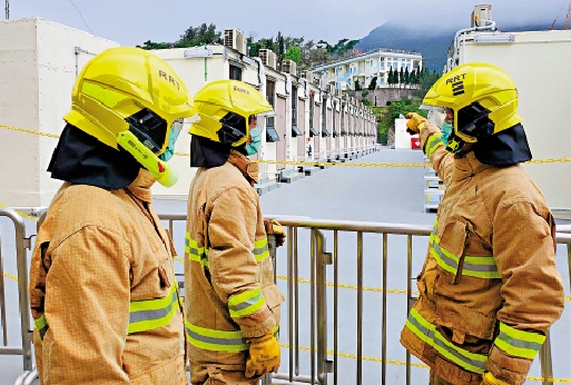 　　圖：快速應變隊在鯉魚門公園度假村檢疫中心候命，並定時在檢疫中心外圍巡視\消防處提供