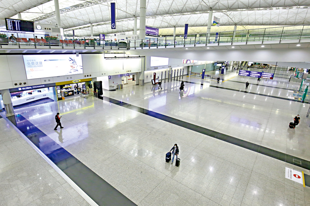 　　圖：疫情下航空交通量暴跌，收益嚴重不足，機管局等多個法定機構響應政府減薪行動，共渡時艱\大公報記者攝