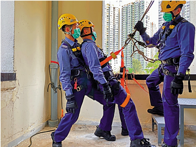 　　圖：消防「飛將軍」示範高空拯救訓練及模擬拯救危坐人士