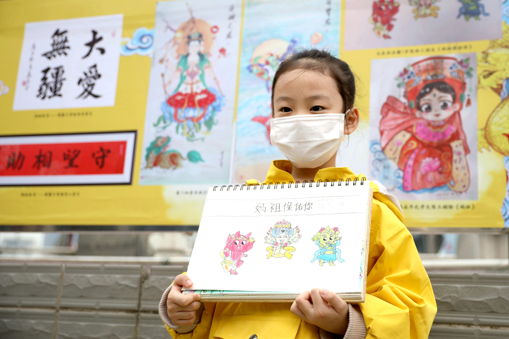 　　圖：馬來西亞第四代華人陳祉伊展示書畫作品《媽祖保佑你》\中新社