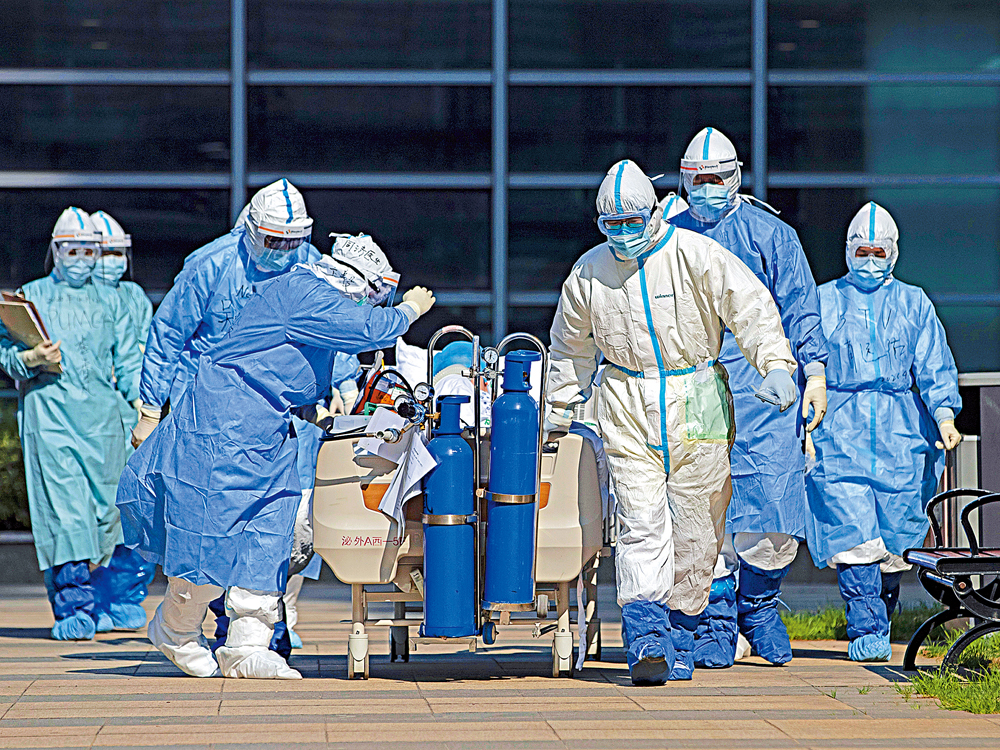 　　圖：4月12日，武漢同濟醫院中法新城院區C棟9層病區醫務人員將該區最後一名新冠肺炎危重症患者轉往ICU\新華社