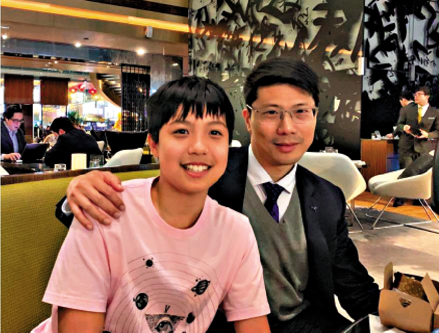 　　圖：14歲學生葉振延（左）破格獲理大取錄。右為唐乃勤初中書院校長黃仲奇\受訪者提供