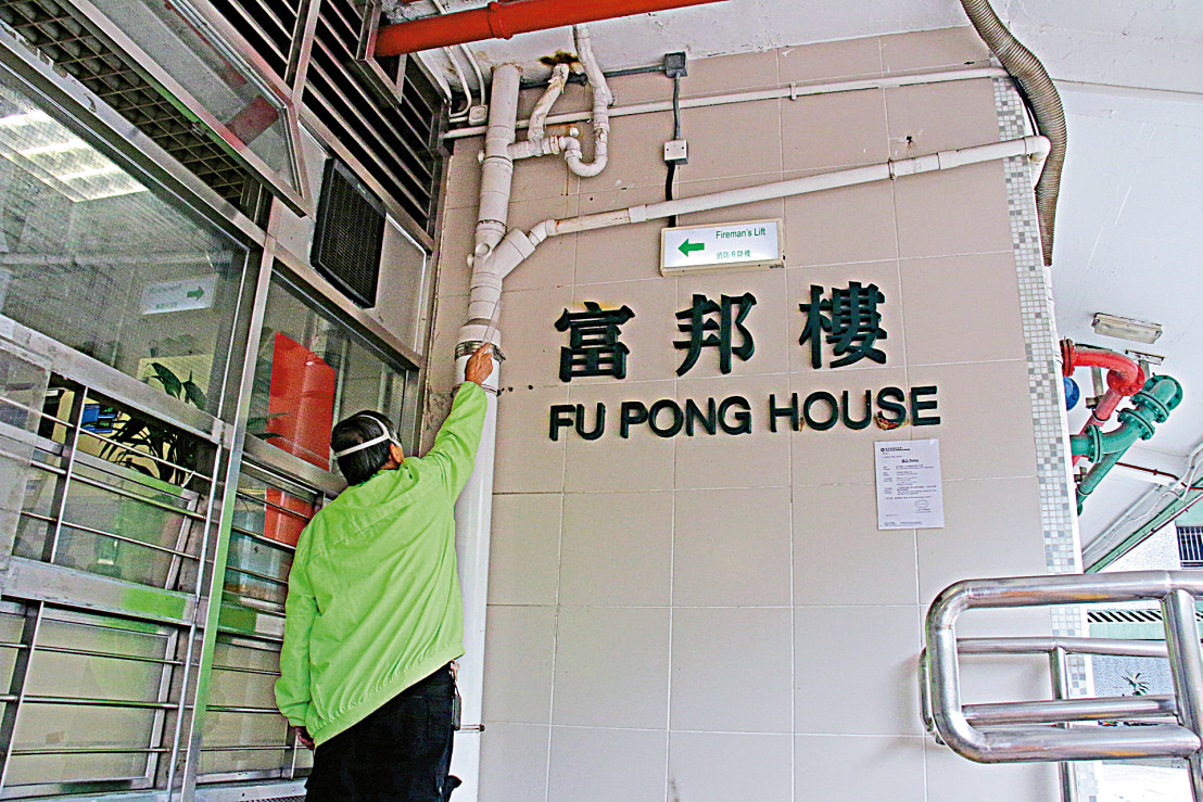 　　圖：富邦樓地下大門外的一條糞渠排氣喉（藍色箭嘴示），出風口竟設在地下水泵房的抽氣扇（紅色箭嘴示）附近/大公報突發組攝