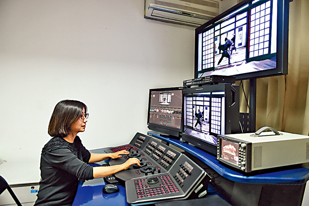 　　圖：在老片修復的編輯機房，工作人員借助專業的電影數字修復設備，對畫面進行技術修復\網絡圖片