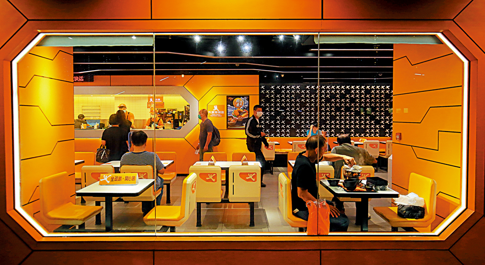 　　圖：食肆要遵守枱與枱之間至少1.5米距離規定，有快餐廳採取「隔枱坐」方式