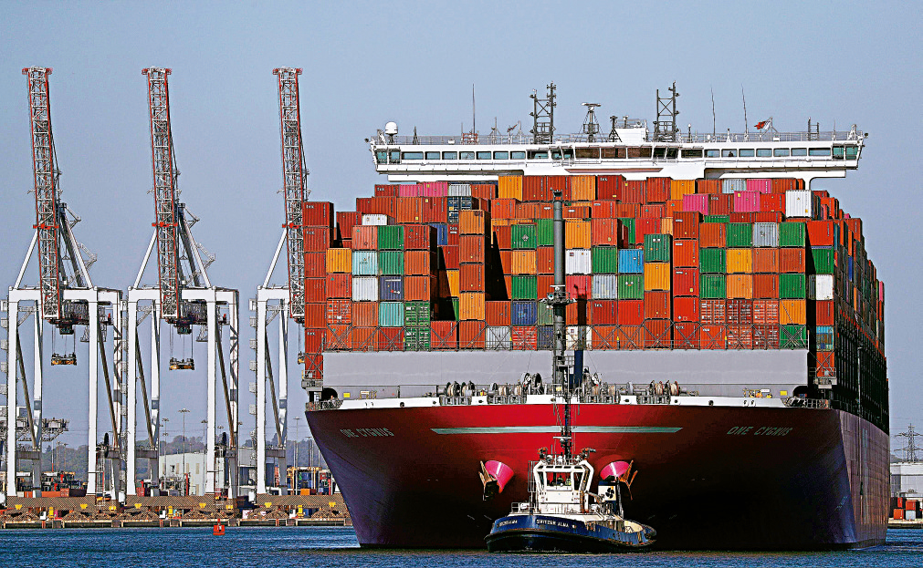 　　圖：全球石油庫存滿瀉，油輪、油管、煉油廠管道、碼頭，甚至鐵路油罐車統統派上用場，交易員仍苦苦找尋可供儲存6月份期油的地方