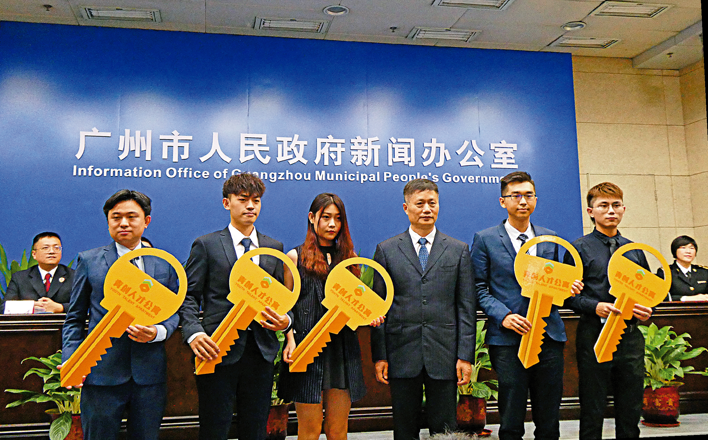 　　圖：南沙開發區（自貿區南沙片區）管委會副主任潘玉璋為首批港澳青年洪逸曦等5人頒發南沙青創人才公寓鑰匙\大公報記者黃寶儀攝