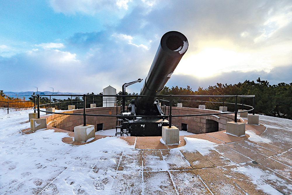 　　圖：劉公島是甲午戰爭的紀念地，圖為劉公島東泓炮台舊址\新華社