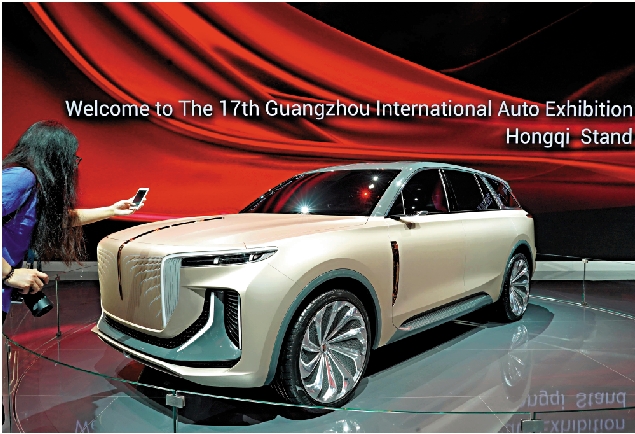 　　圖：在去年的廣州國際車展上，觀眾在一汽展台上拍攝紅旗概念車\資料圖片