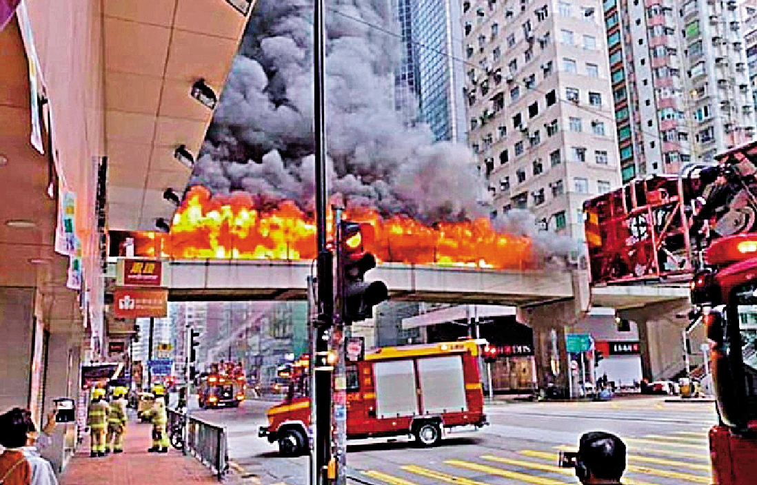 　　圖：北角英皇道與糖水道交界一條長期被露宿者霸佔的天橋發生縱火案，火光熊熊，儼如一條「火橋」\網上圖片