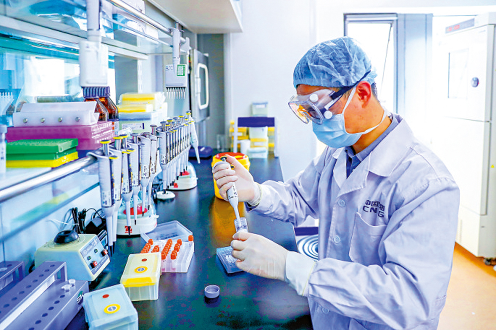 　　圖：河北新華歐亞汽配集團有限公司工人在生產線上工作\資料圖片