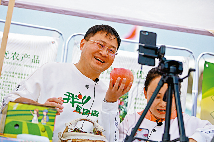 　　圖：遼寧省瓦房店市副市長石宏博為當地特色農產品直播帶貨\大公報記者宋偉攝