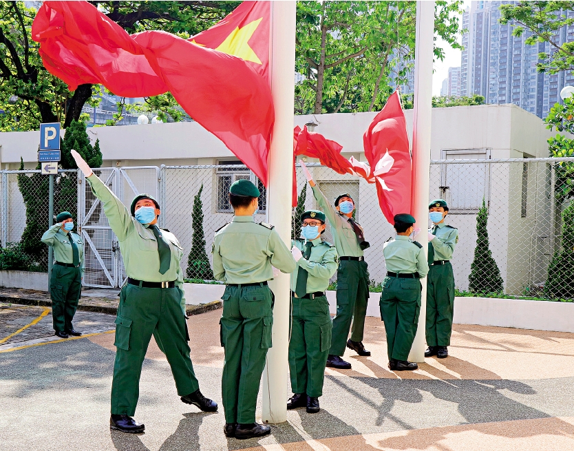 　　圖：香港青少年軍總會昨日舉行五四升旗禮，朱珈葆（左一）獲選為「五四旗手」