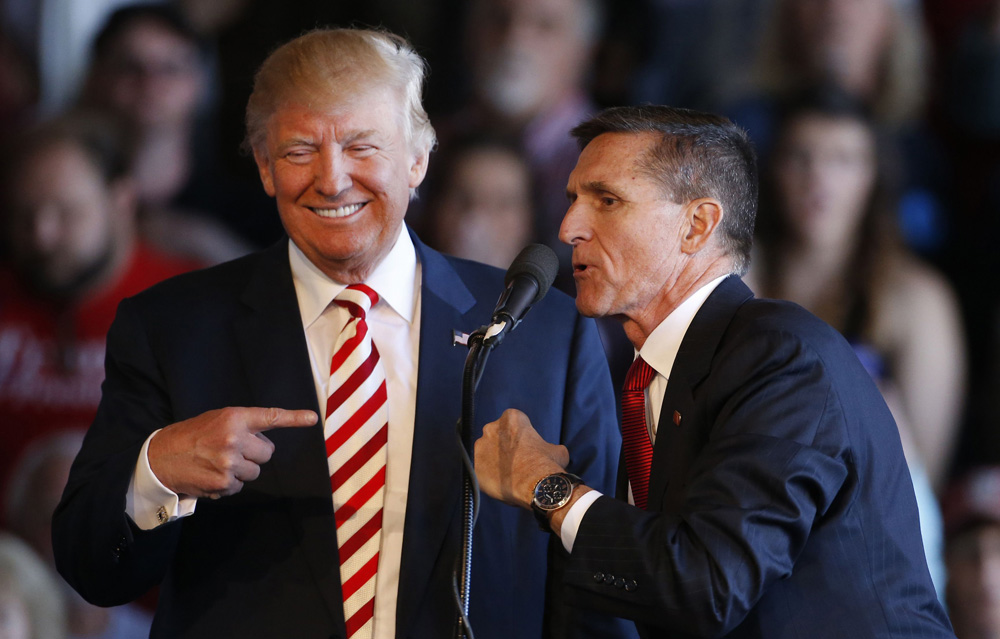 　　圖：美國總統特朗普與前國安事務助理弗林（右）2016年在競選活動上互動\網絡圖片