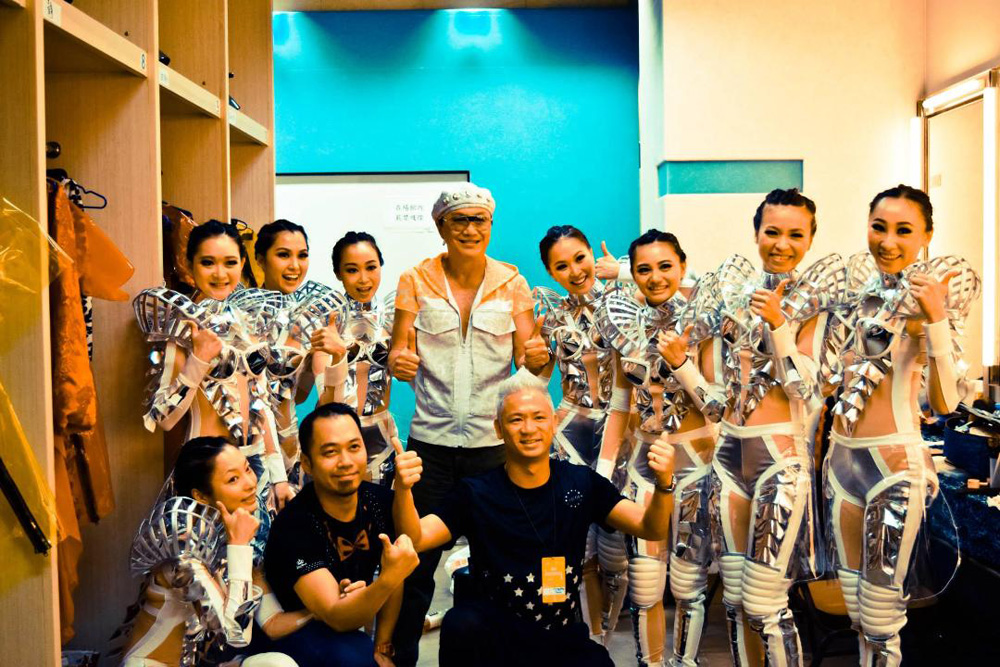 　　圖：城城受阿Sam（後排左四）啟發搞今次演出，Sunny（前排右）亦出全力配合