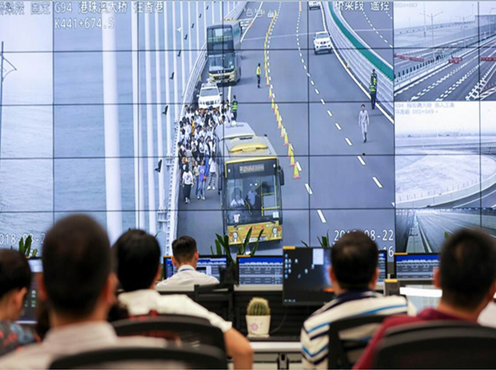 　　圖：港珠澳大橋先進的運行系統實現對大橋實時監控，圖為橋面上模擬車輛突發事故等情況\受訪者供圖