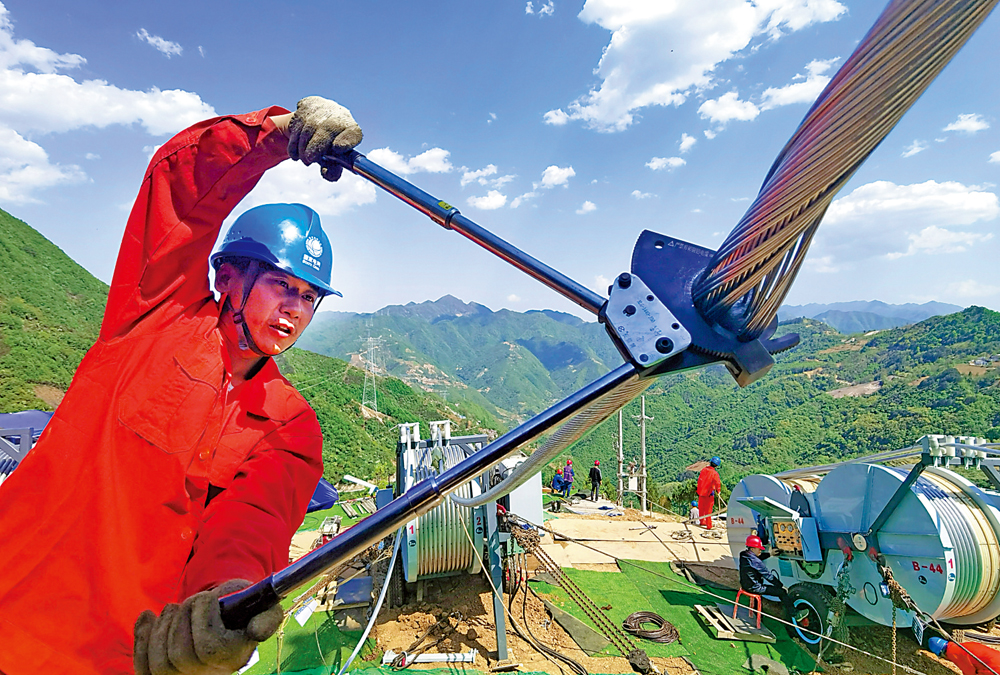 　　圖：國家電網工作人員正在特高壓直流輸電工程現場施工
