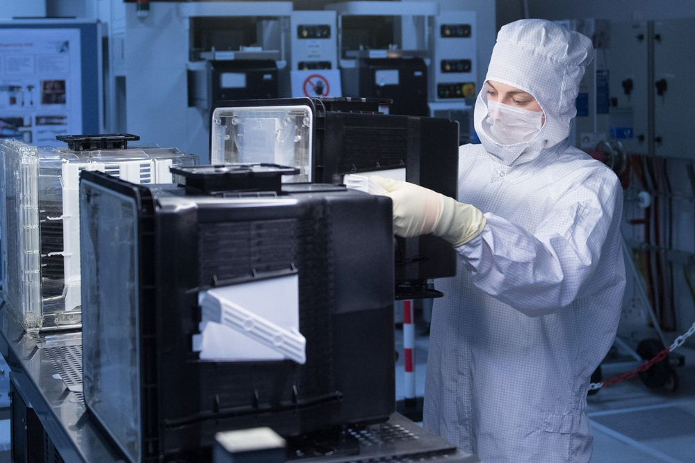 　　圖：工人在美國芯片製造商格芯位於德國的工廠內工作\資料圖片