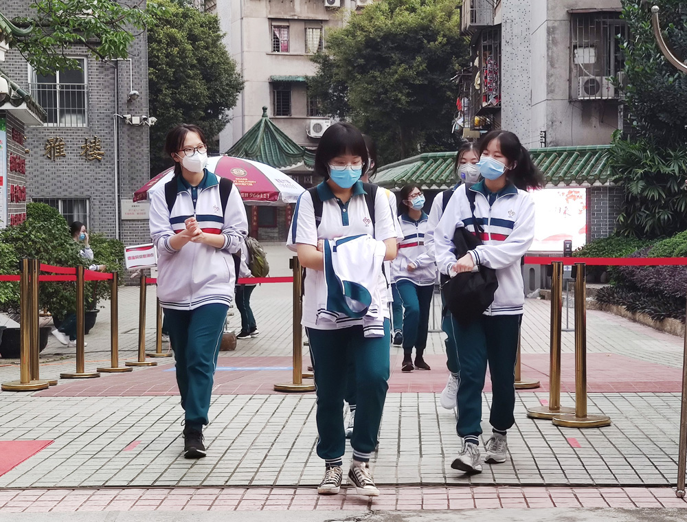 　　圖：11日起，廣東550萬非畢業班的中學生陸續返校/大公報記者盧靜怡攝