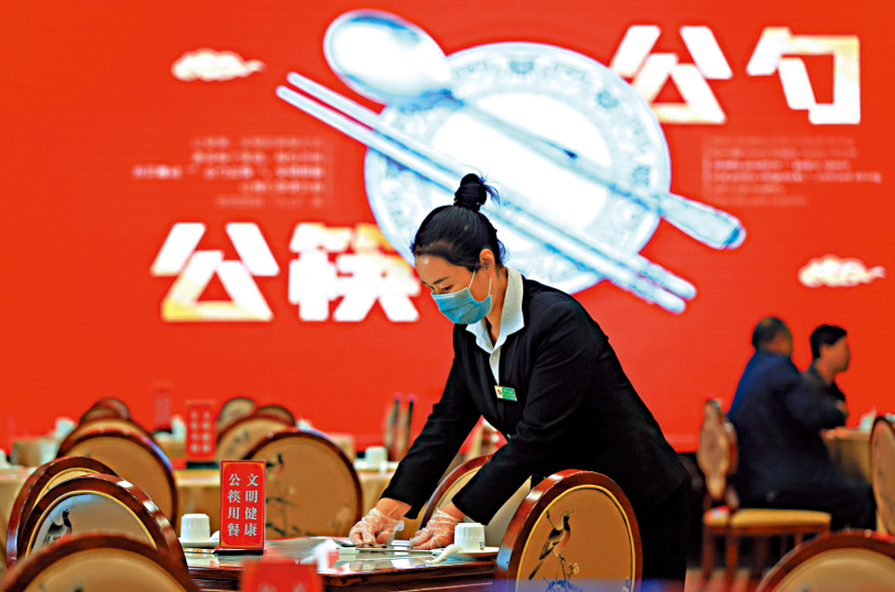 　　圖：河北武安市一家餐廳的工作人員在擺放公筷\資料圖片