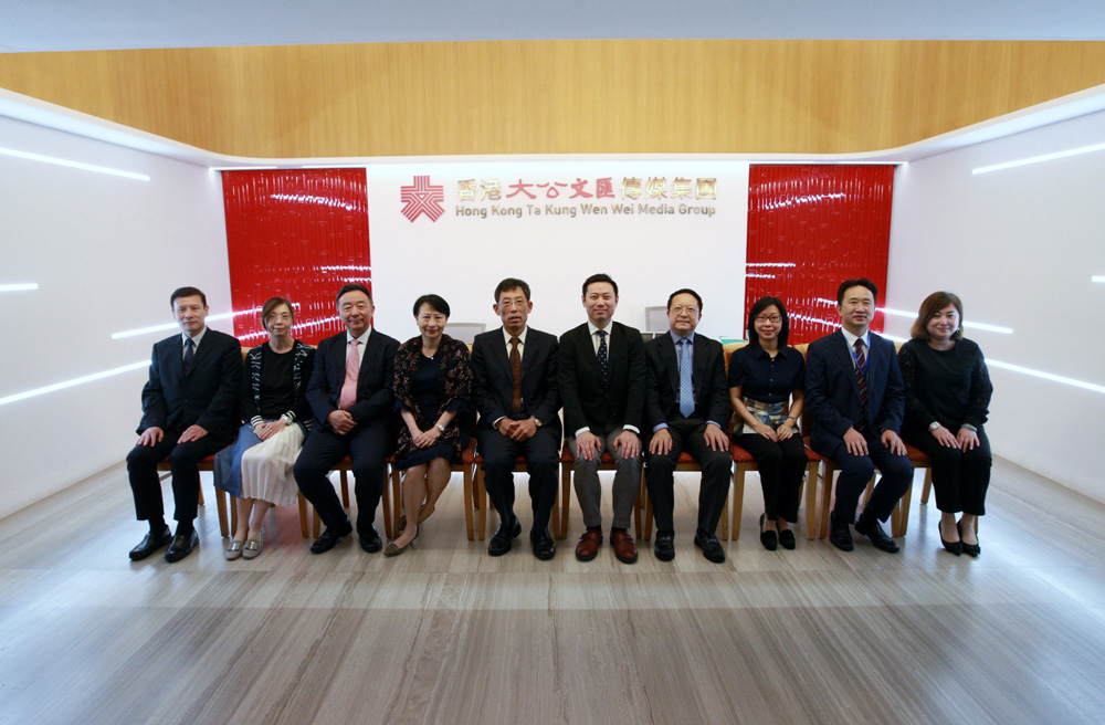 　　圖：民政事務局局長徐英偉（右五）、常任秘書長謝凌潔貞（左四）等一行到訪大文集團，與大文集團董事長姜在忠（左五）、副董事長兼總編輯李大宏（右四）、副董事長姜亞兵（左三）等合照