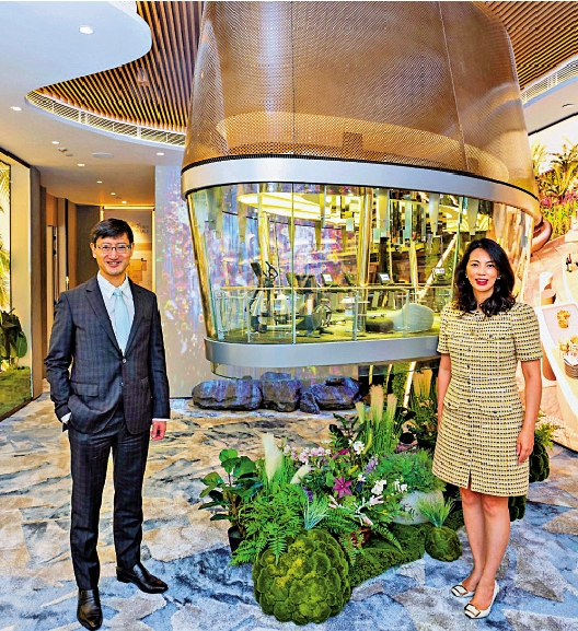 　　圖：韓家輝（左）稱，利奧坊．曦岸可望未來數日開價，最快月底賣。旁為副總經理李菲茹