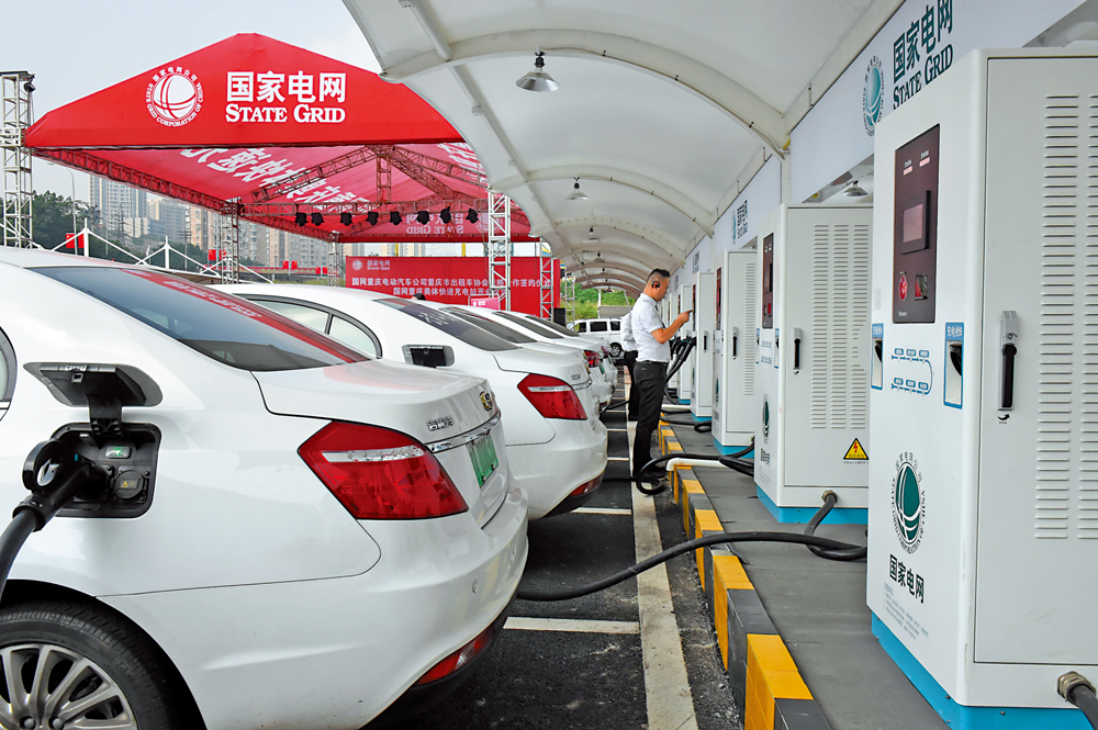 　　圖：車主正在為新能源汽車充電