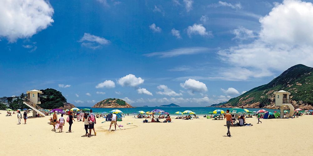 　　圖：石澳泳灘上，目之所及皆是碧海青山