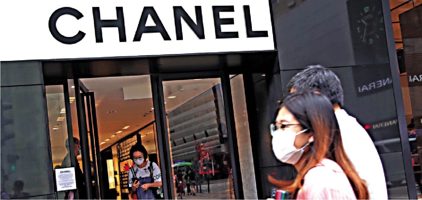 　　圖：Chanel加價無礙銷情，昨日廣東道專門店仍有不少顧客入內選購貨品/大公報記者攝