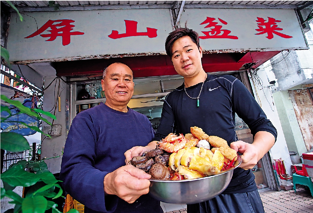　　圖：鄧聯興與鄧健鵬是新界鄧氏族人，圍村每逢喜慶節日如新居入伙、祠堂開光或添丁等便會辦盆菜宴，村內盆菜一直由鄧聯興家打理