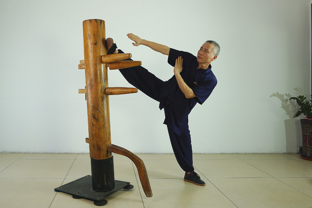 　　圖：佛山加快建設世界功夫之城，推動詠春拳申報國家級非物質文化遺產。圖為廣東梁康詠春拳館創始人梁康師傅演示詠春踢腿動作\受訪者供圖