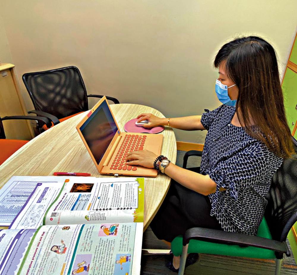 　　圖：鍾嘉雯與李求恩中學教師投入網上教學，積極裝備文憑試考生應考